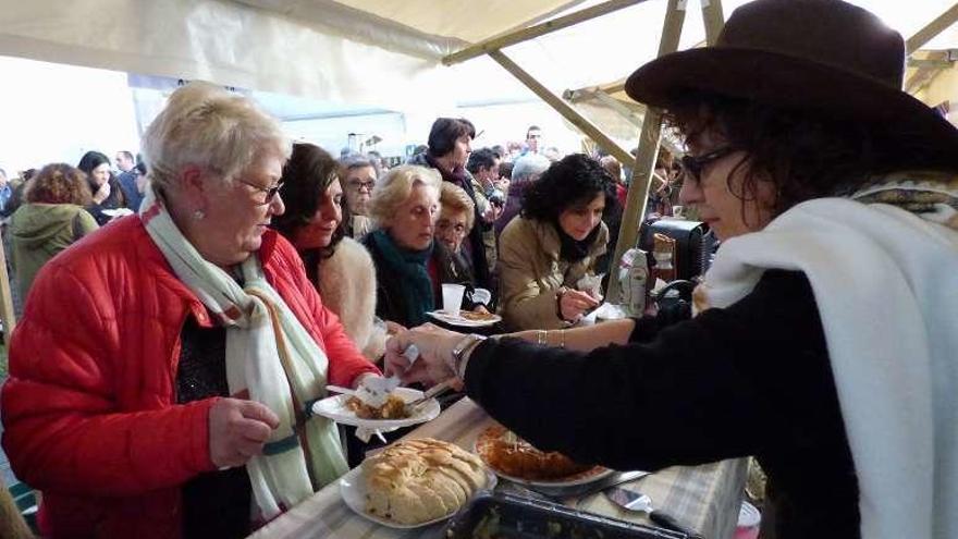 Gladys Menéndez reparte su pastel de patatas y carne.