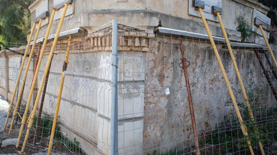 El muro que rodea el Huerto de las Bolas presenta un estado considerable de deterioro. | IVÁN URQUÍZAR