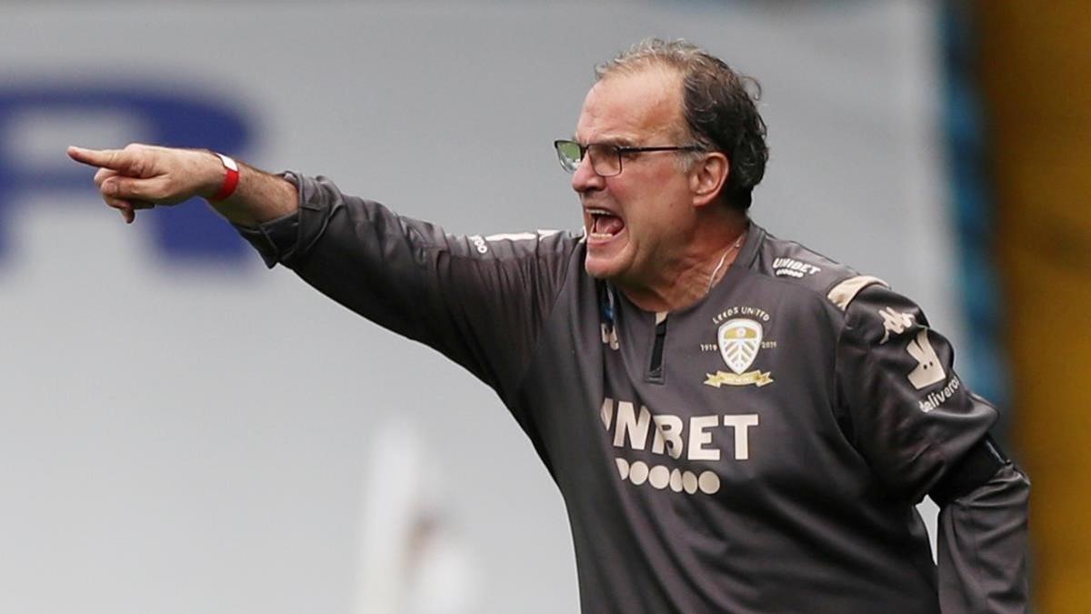 Bielsa da instrucciones durante el último partido del Leeds.