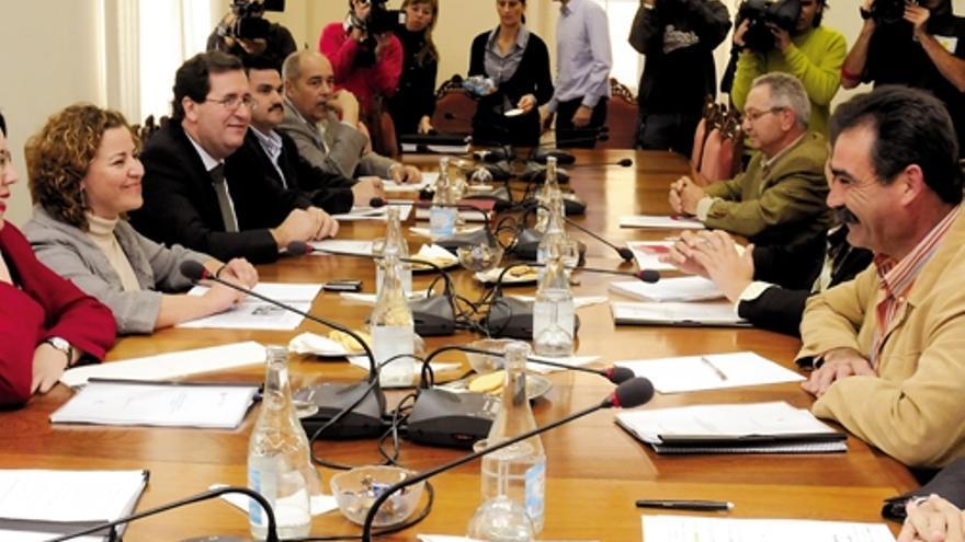 Reunión, ayer, entre representantes de los cabildos y las cámaras de Lanzarote y Fuerteventura.