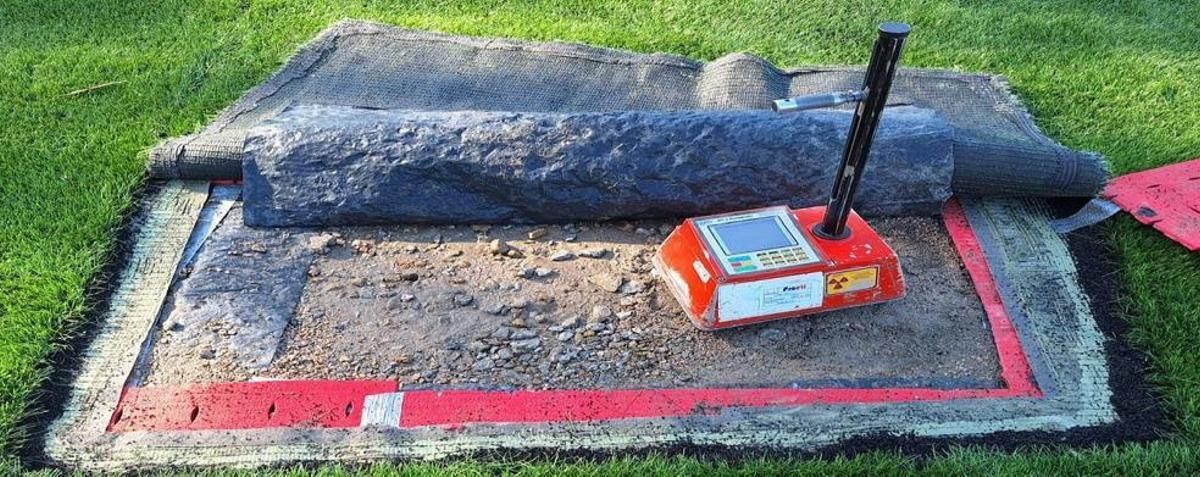 Pruebas realizadas por los técnicos al césped del campo de fútbol de O Viso.