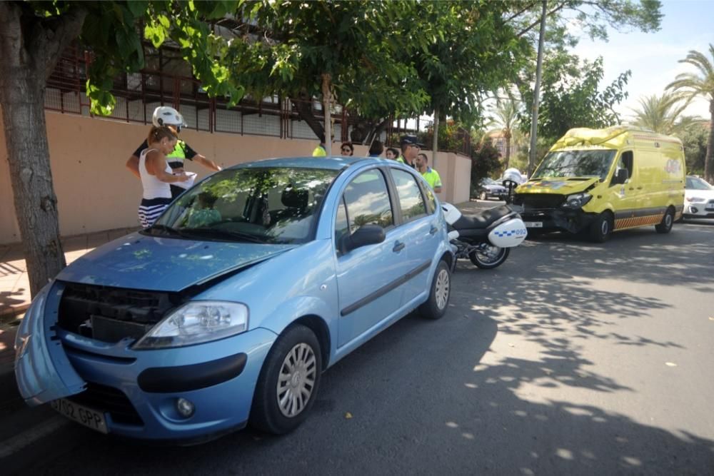 Una ambulancia choca contra un choque cuando iba d