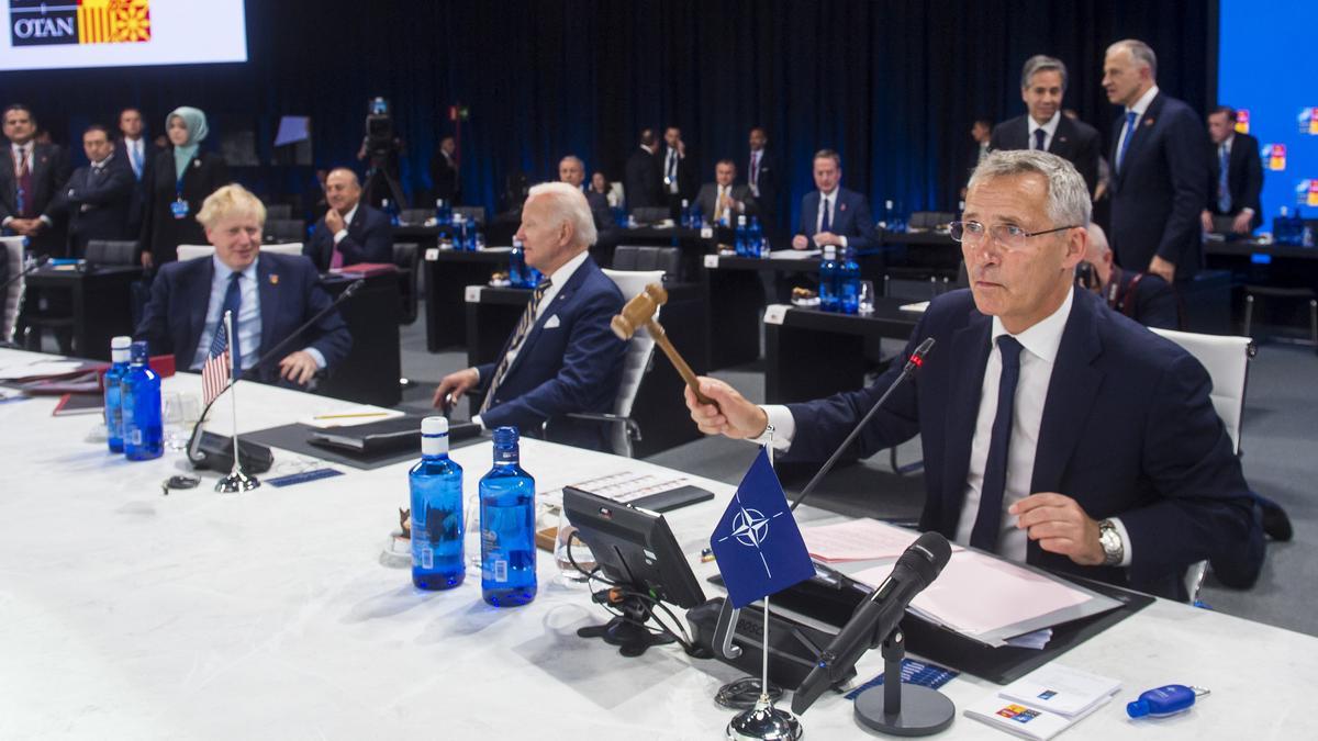 Jens Stoltenberg, Joe Biden y Boris Johnson en la cumbre de líderes de la OTAN en Madrid.