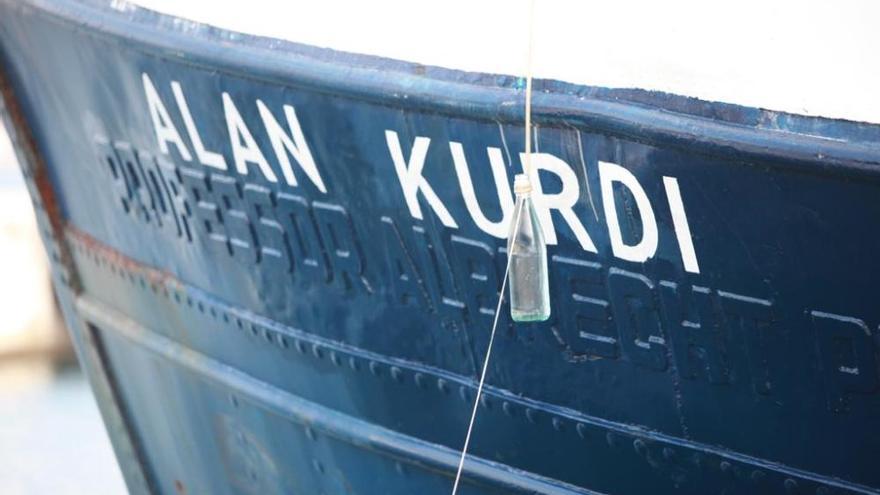 Bautizan el barco de una ONG con el nombre de Alan Kurdi en el puerto de Palma