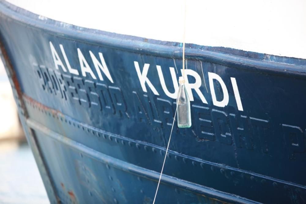 Bautizan el barco de una ONG con el nombre de Alan Kurdi en el puerto de Palma