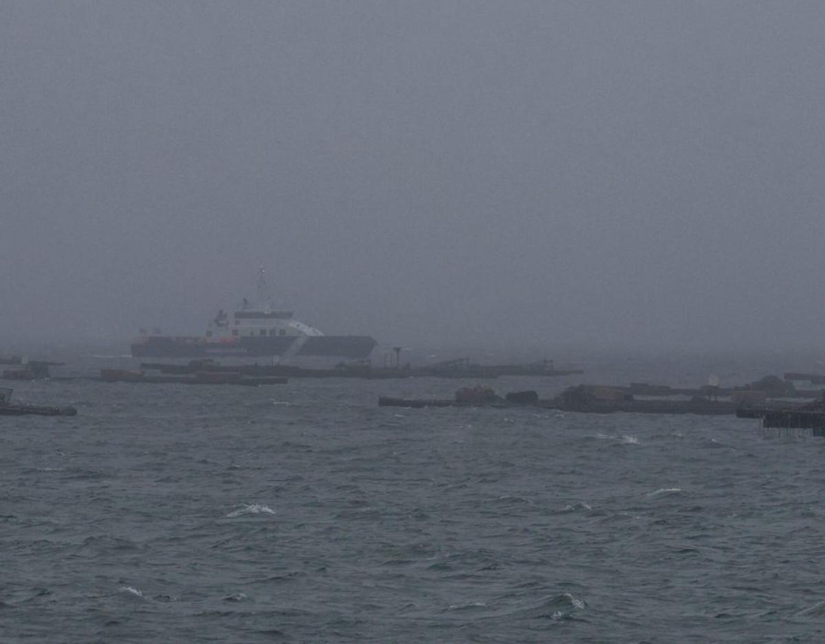 Barco de Gardacostas en la zona del naufragio en Meloxo.