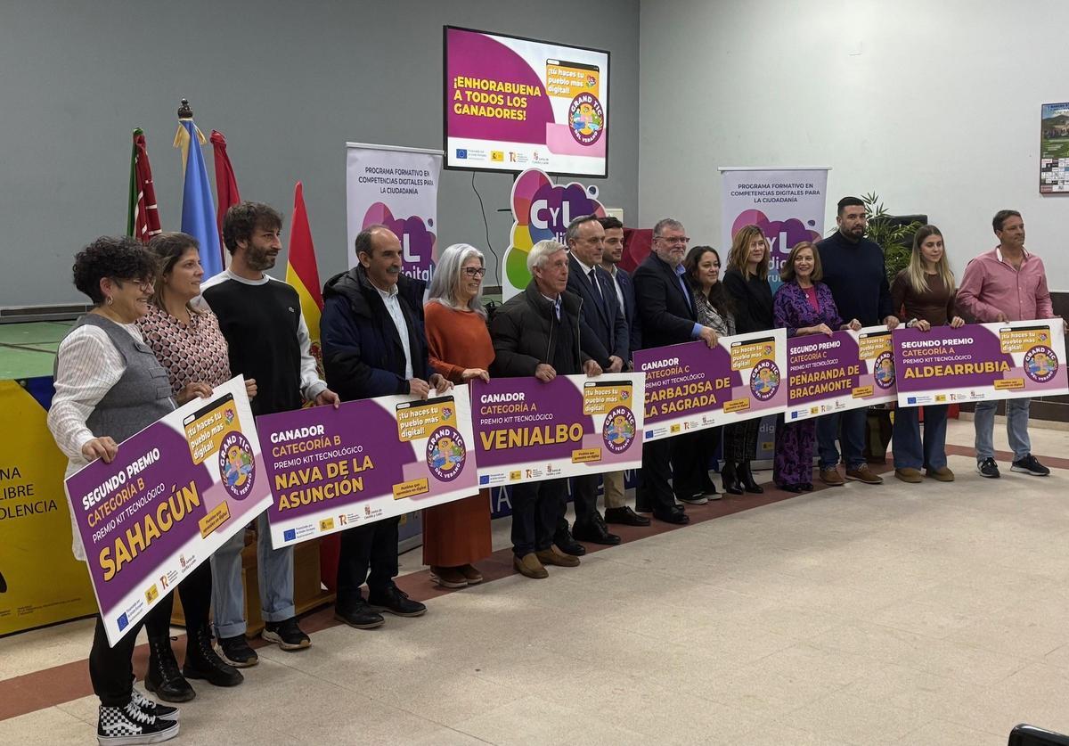 Representantes de los municipios premiados posan en una foto en Venialbo.