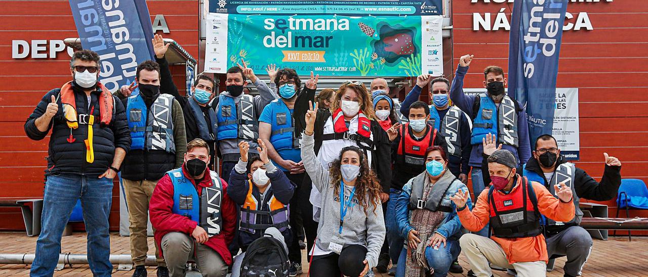 Foto de familia de todos los participantes en esta jornada especial de la ‘Setmana del Mar’.   | TONI ESCOBAR