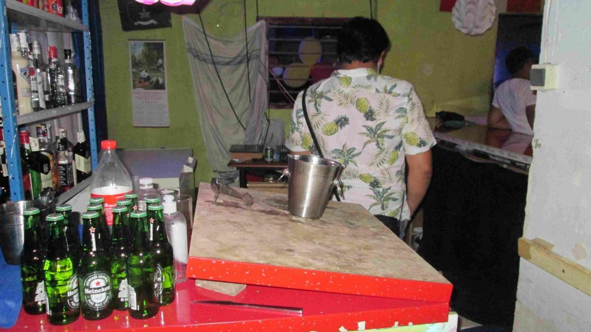 La barra de la discoteca clandestina de Alzira.