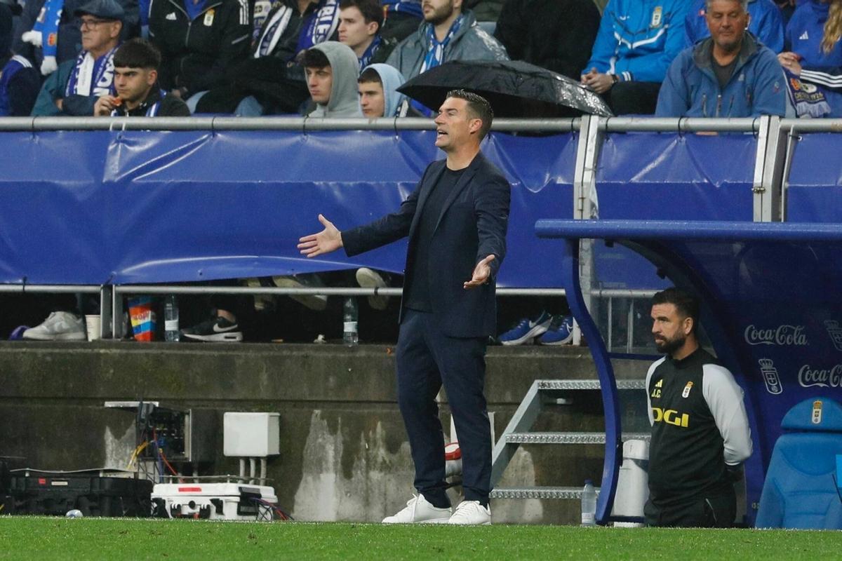 Luis Carrión dirige a los suyo en el partido frente al Eibar en el 'playoff'.