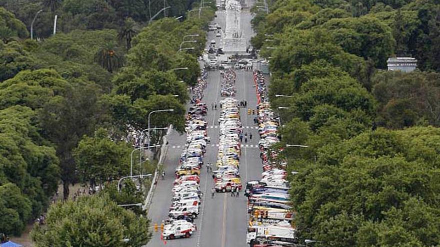 Los vehículos que participan en el Dakar, en la avenida Buenos Aires. / efe