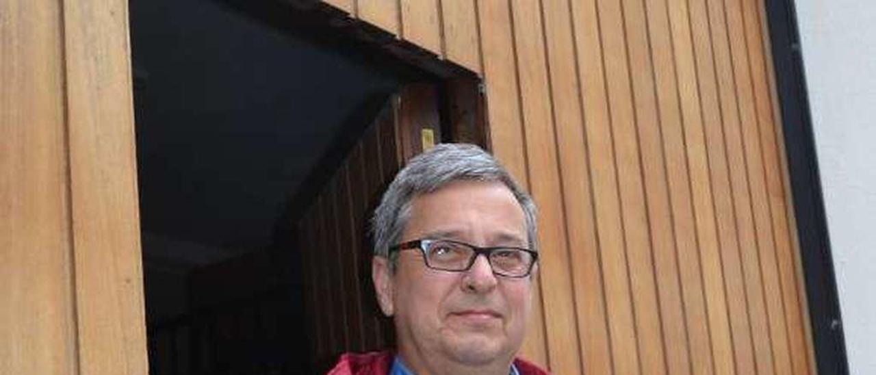 Ignacio Méndez Oliveros, ayer, en la sede de la Real Hermandad de Luarca.