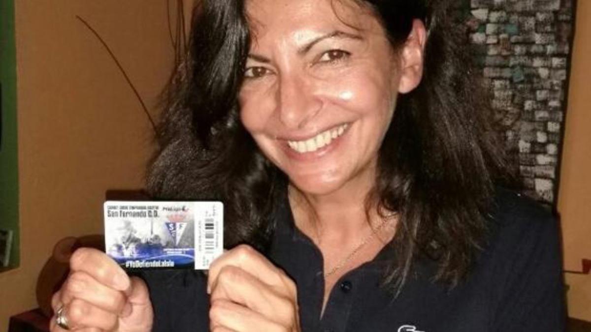 Anne Hidalgo exhibe el carnet de socia del San Fernando CD