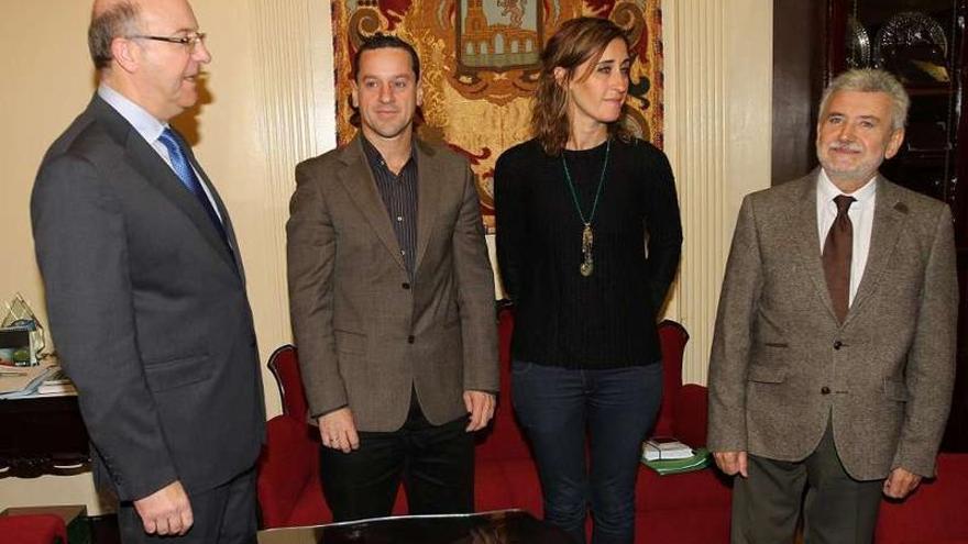 El alcalde, Agustín Fernández, con Somoza (BNG), Gómez (DO) y Fernández (PP), en una reunión.