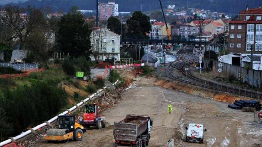 El Monte Xiabre, con sus aerogeneradores y la ría de Arousa, al fondo. Forman una simbiosis que representa a la perfección las fuentes de ingresos fun      damentales para la comarca.  // Iñaki Abella