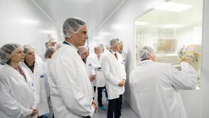  El presidente del Gobierno, Pedro Sánchez (c), durante la visita que ha realizado esta martes a las instalaciones de la farmacéutica biotecnológica Hipra, cuya vacuna contra la covid ha recibido el visto bueno de la Agencia Europea de Medicamentos (EMA) para su comercialización.