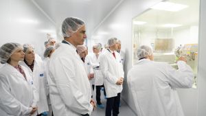  El presidente del Gobierno, Pedro Sánchez (c), durante la visita que ha realizado esta martes a las instalaciones de la farmacéutica biotecnológica Hipra, cuya vacuna contra la covid ha recibido el visto bueno de la Agencia Europea de Medicamentos (EMA) para su comercialización.