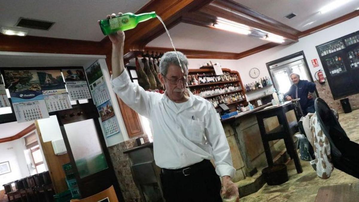 José Manuel González, escanciando en Avilés.