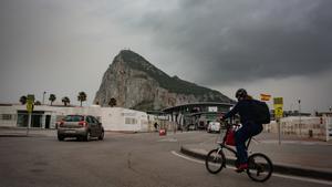 Archivo - Tránsito de coches y personas en la frontera de Gibraltar