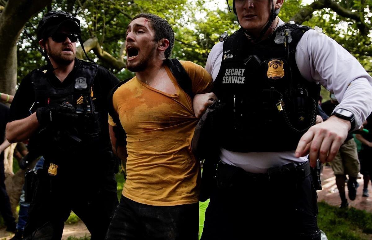 Un manifestante grita al ser detenido por miembros del Servicio Secreto de EE. UU. en los alrededores de la Casa Blanca en Washington.