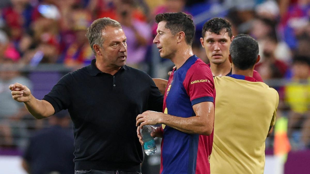 Flick da instrucciones a Lewandowski durante un partido