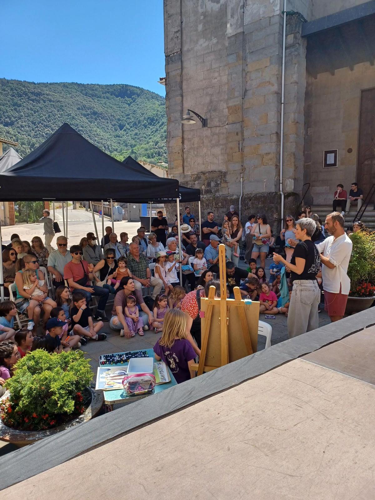 Veïns i famílies segueixen la presentació del conte infantil “El llac negre”