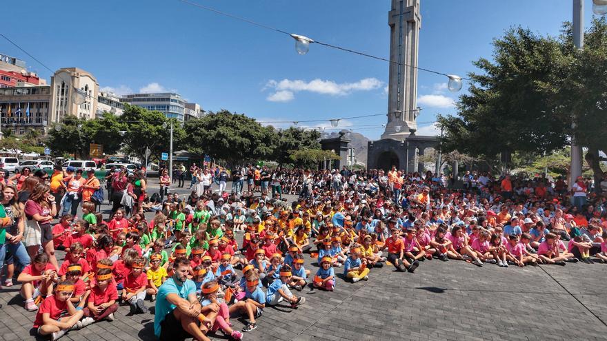 La ‘marea naranja’ de la igualdad &#039;inunda&#039; el centro de Santa Cruz