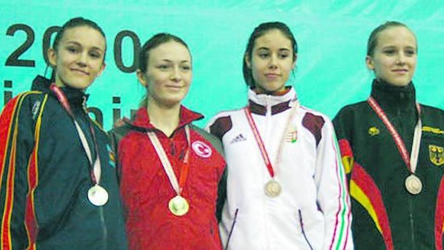 Andrea Suárez, a la izquierda, junto al resto de medallistas de su categoría.