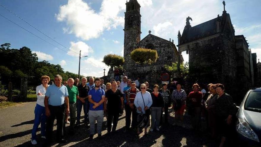 Un grupo de vecinos, concentrados delante de la iglesia. // I.Abella