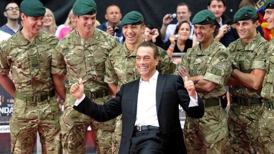 Van Damme posa con soldados británicos durante la presentación de &#039;Los Mercenarios 2&#039; en Londres.