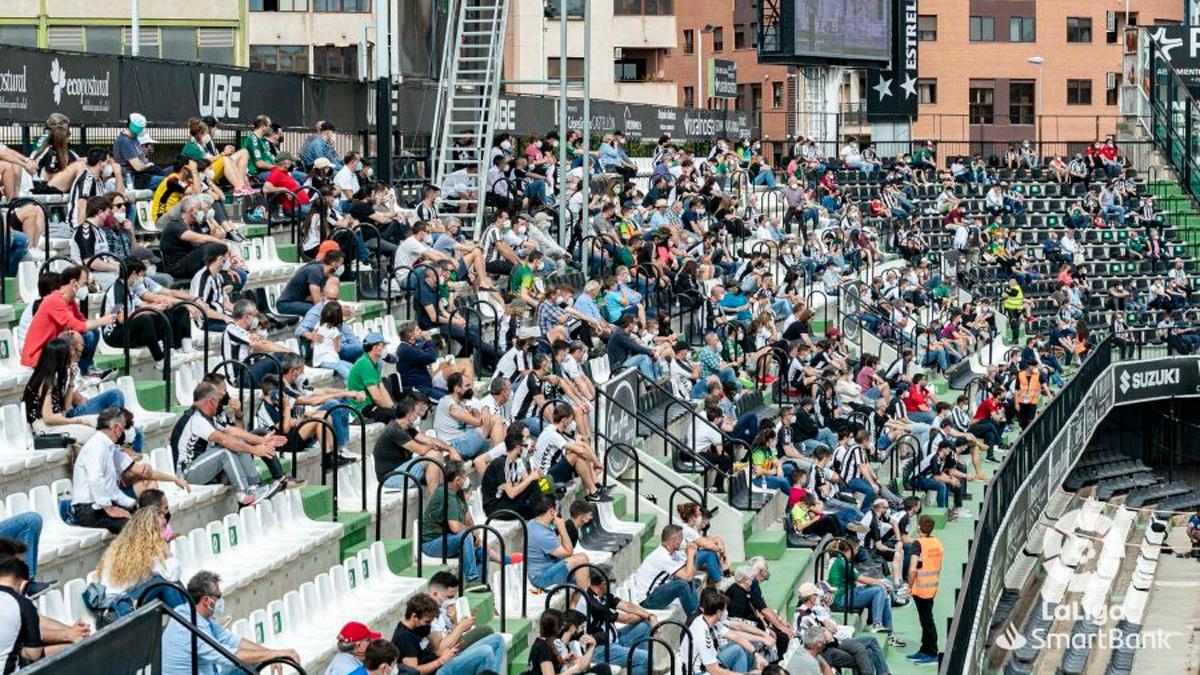 El fútbol vuelve a jugarse con público en España