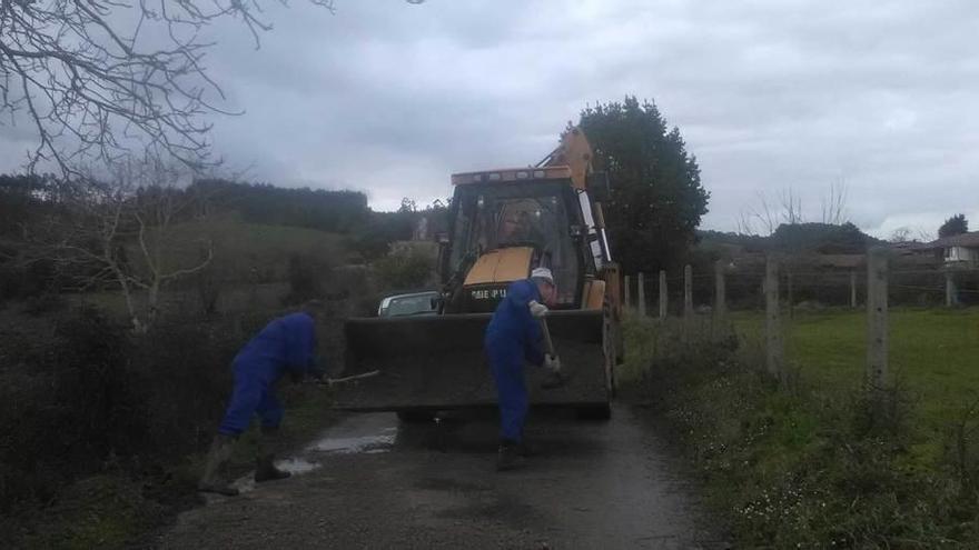 Relleno de baches en un camino de Coceña (Colunga)