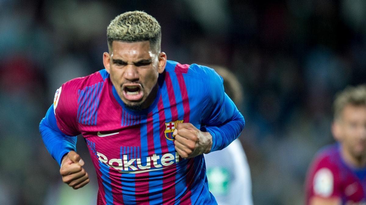 Araujo celebra el gol del empate al Granada en el Camp Nou.