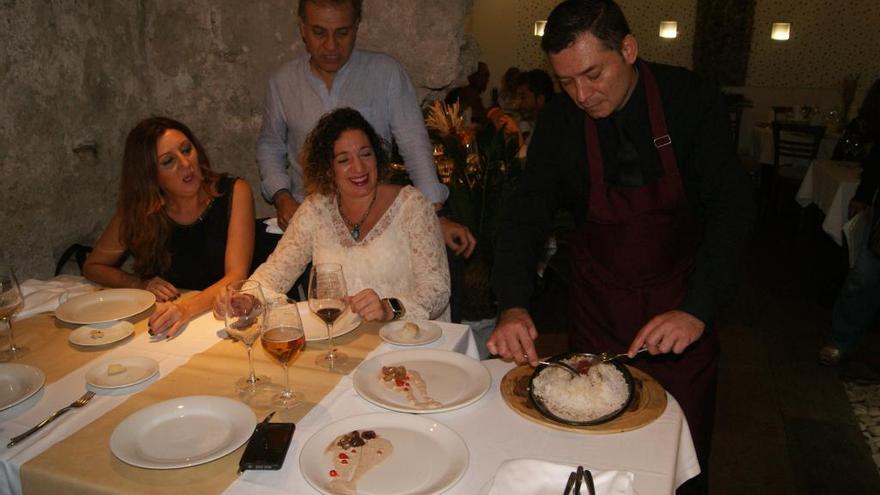 Momento del emplatado en sala del solomillo flambeado.