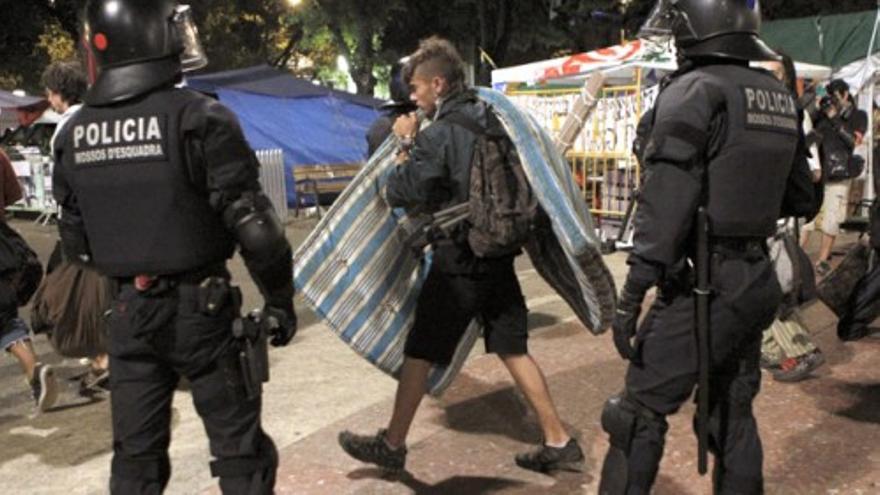Los Mossos desalojan a los &#039;indignados&#039; de Barcelona