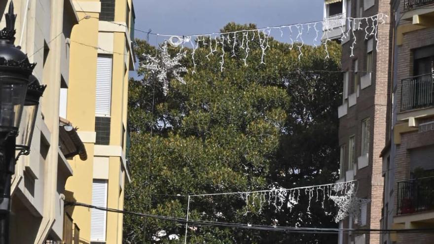 La calle Mayor es otra de las céntricas vías que ya está adornada.