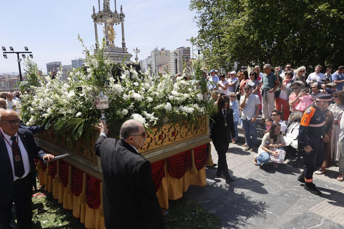 En imágenes: Gijón se anima con el Corpus Christi en plena fiebre por León XIV En imágenes: Gijón se anima con el Corpus Christi en plena fiebre por León XIV