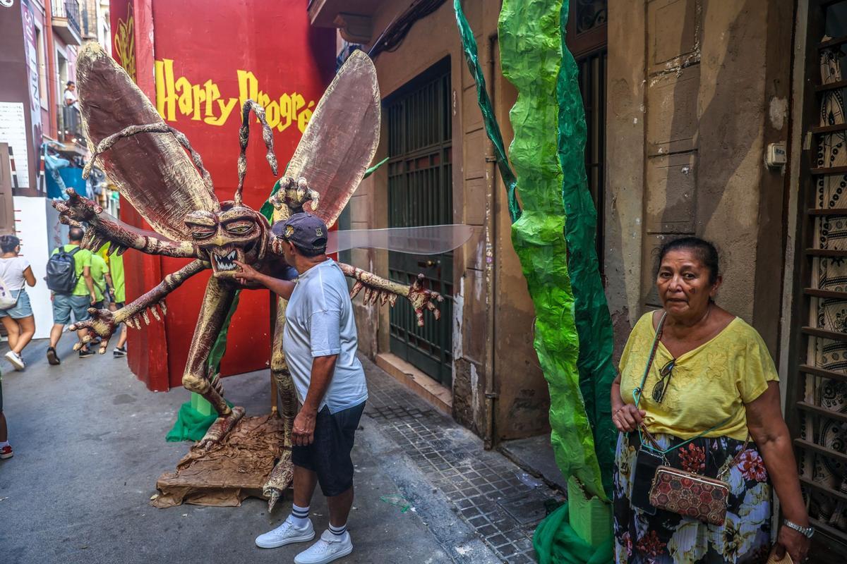 La calle Progrés se ha proclamado ganadora del concurso de decoraciones de la Fiesta Mayor de Gràcia de este año 2023. En esta ocasión, la temática en la que han trabajado los vecinos ha sido la película Bichos, bajo el nombre de Formigres.