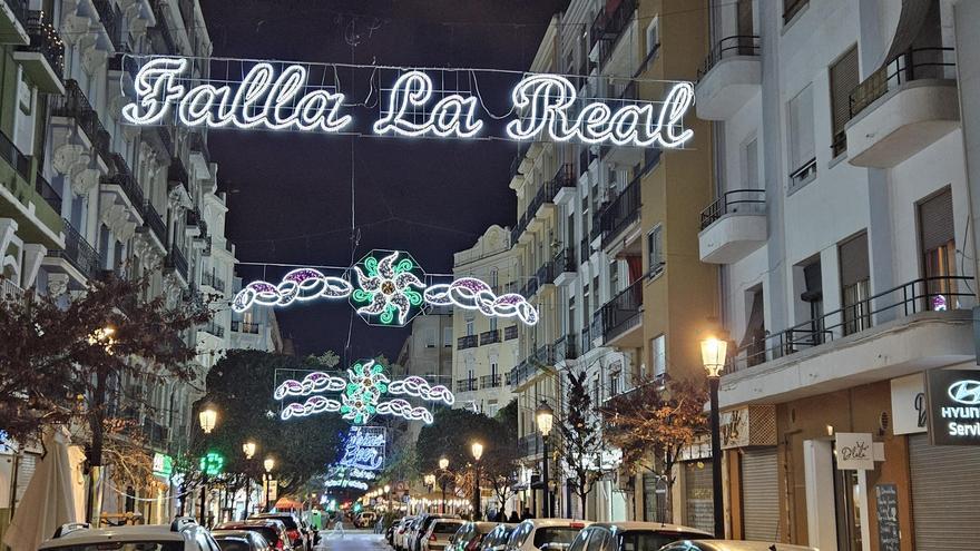 VÍDEO - La Real Falla Cádiz-Literato Azorín enciende la fiesta de 2024