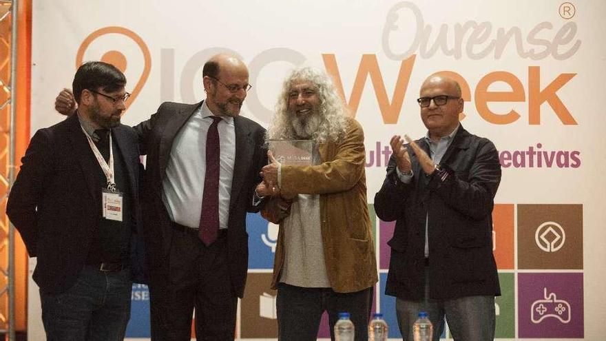 Yosi abraza con emoción su premio, flanqueado por el presidente de la SGAE y Baltar. // Brais Lorenzo