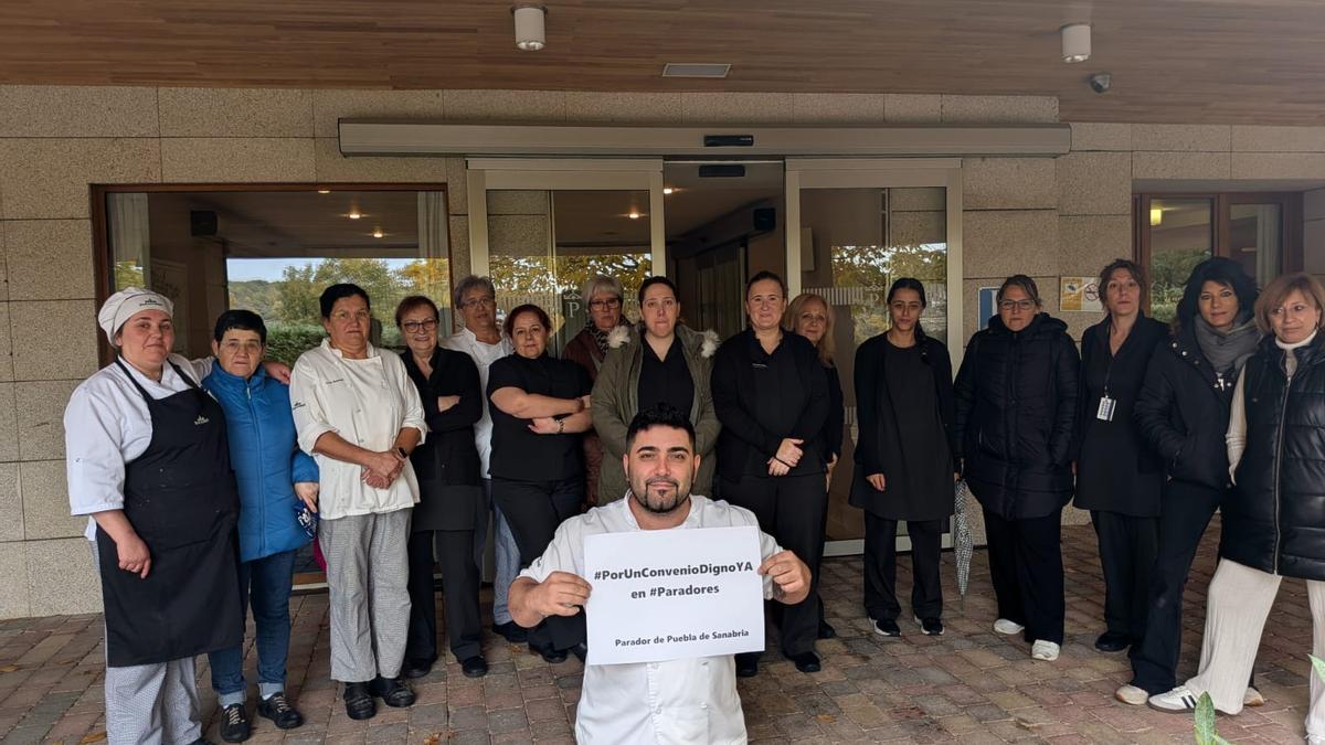 Concentración en el Parador de Puebla de Sanabria.