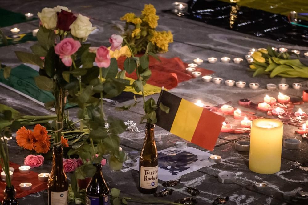 La noche y el día después a los atentados han sido emocionalmente duros para los habitantes de la capital belga, golpeada por el terrorismo. Los ramos de flores se acumulaban en las plazas.