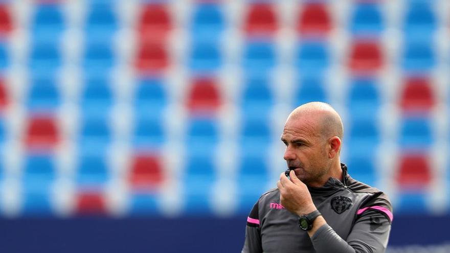 Paco López, durante el entrenamiento de ayer.