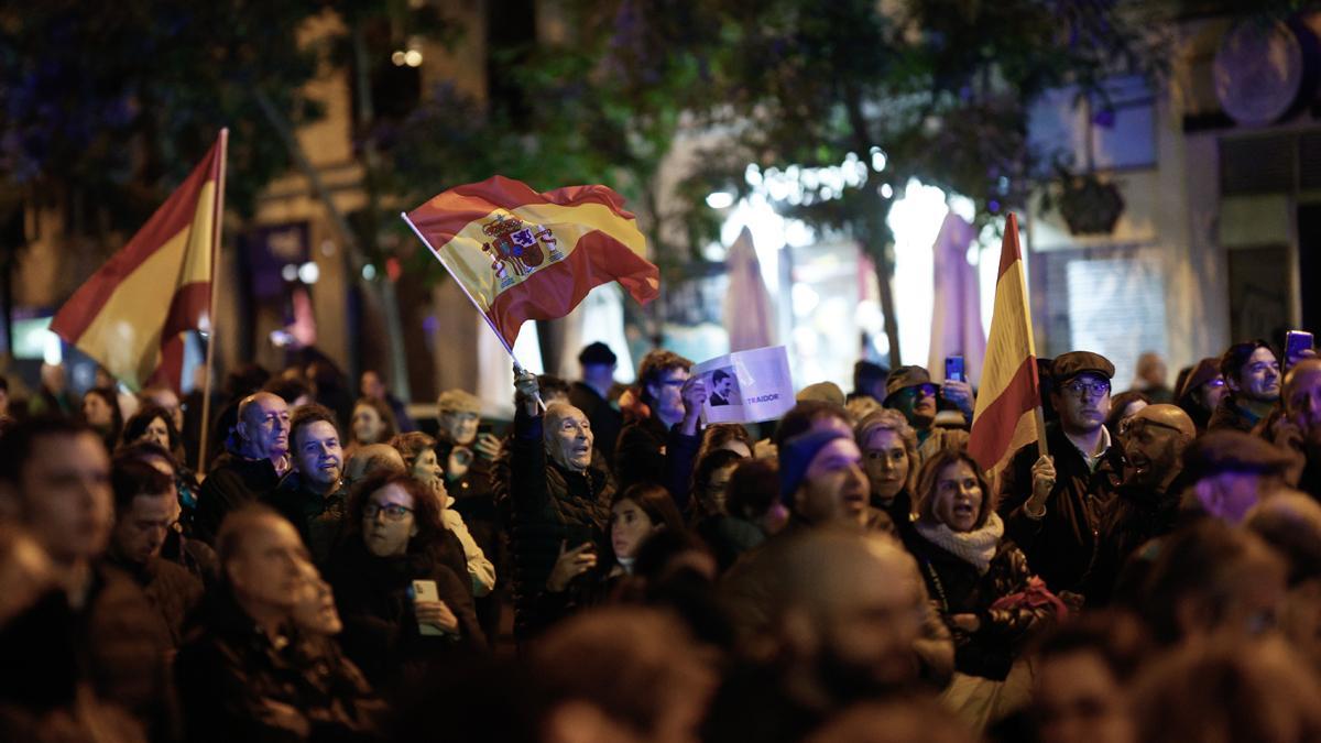 Nueva manifestación contra la amnistía en la sede del PSOE