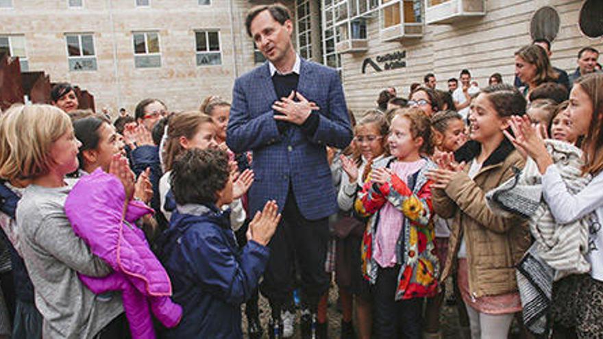 Hugh Herr, aclamado por los niños en Avilés