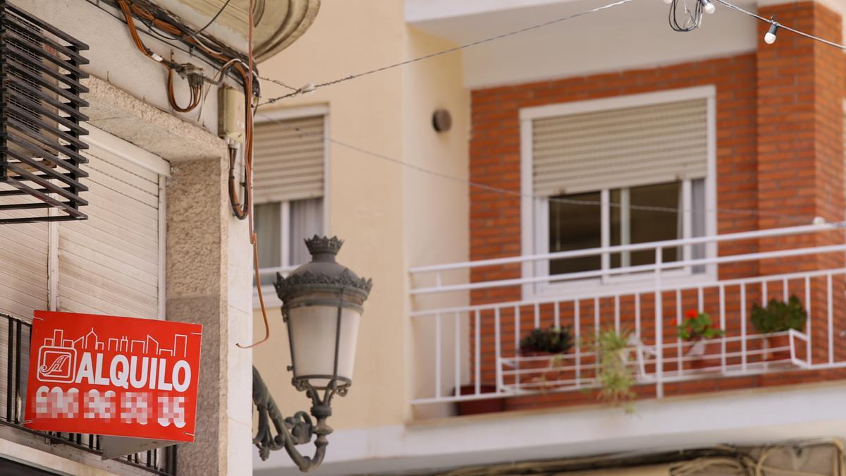 Un cartel que anuncia una vivienda en alquiler en Alicante.