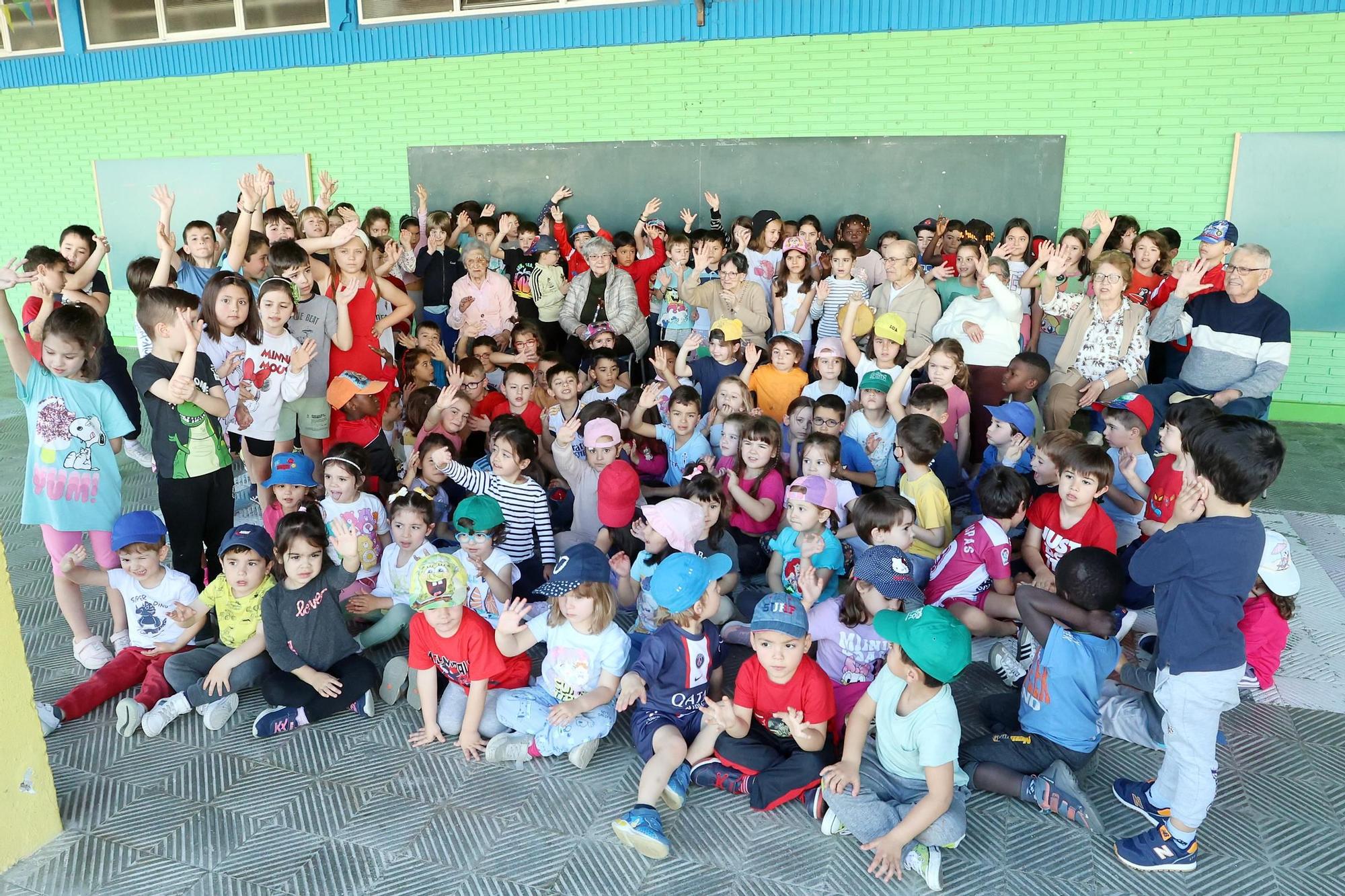 Intercambio de alegría y sabiduría con la vuelta al cole de los abuelos