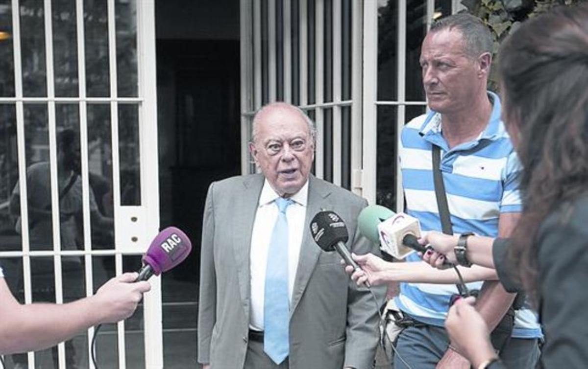 Jordi Pujol surt de casa seva a Barcelona.