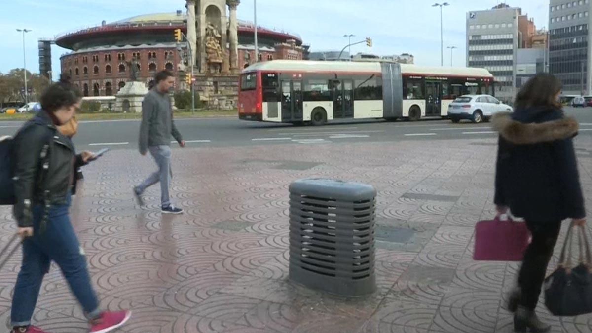 Imágenes del respiradero de Barcelona en el que cayó un niño, que resultó herido leve.