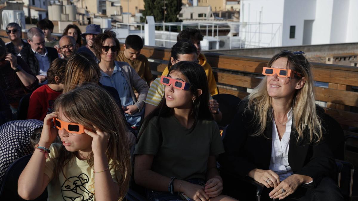 Usar gafas especiales de eclipse solar homologadas